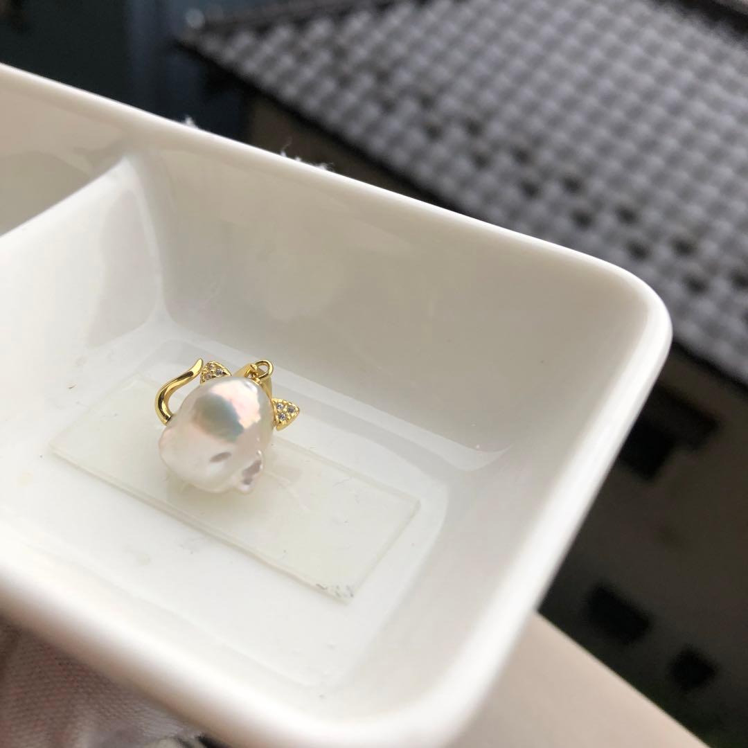 招き猫シリーズ　本真珠　淡水バロックパール　ネックレスペンダント　白A