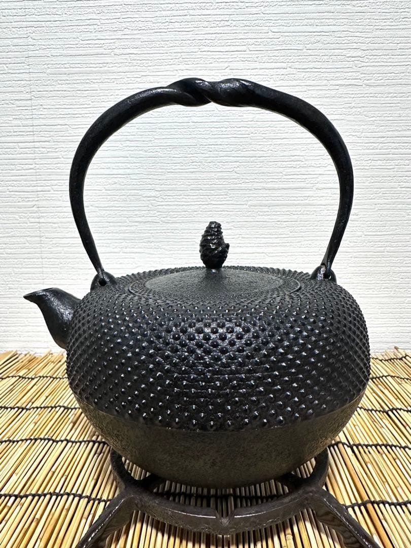未使用品、木箱、タグ付　南部照光堂 心斎作 １８型アラレ　南部鉄瓶　南部鉄器
