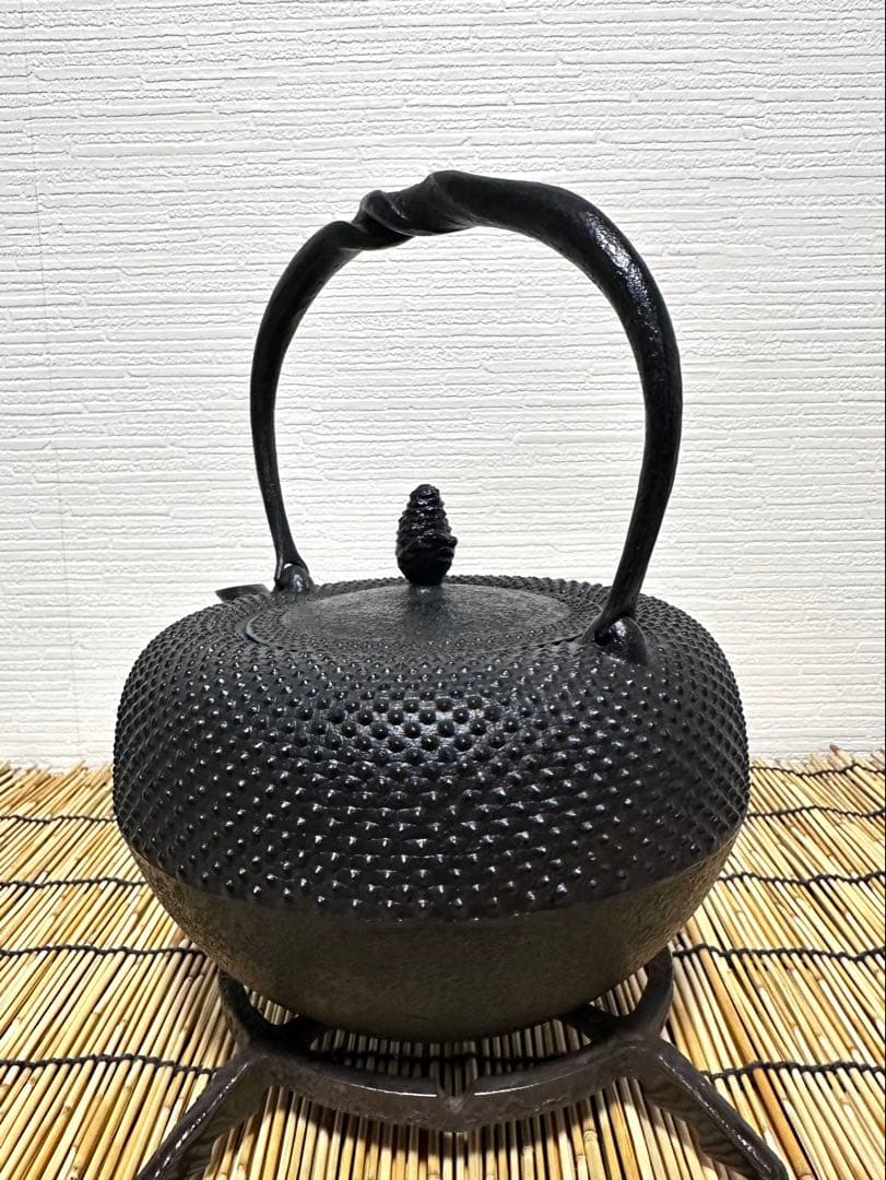 未使用品、木箱、タグ付　南部照光堂 心斎作 １８型アラレ　南部鉄瓶　南部鉄器