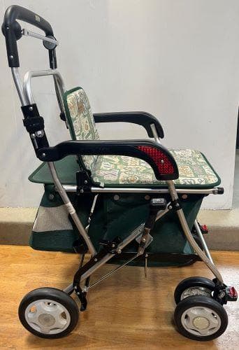 J【中古品】安心のブレーキレバー付き！シルバーカー　グリーン　レザー