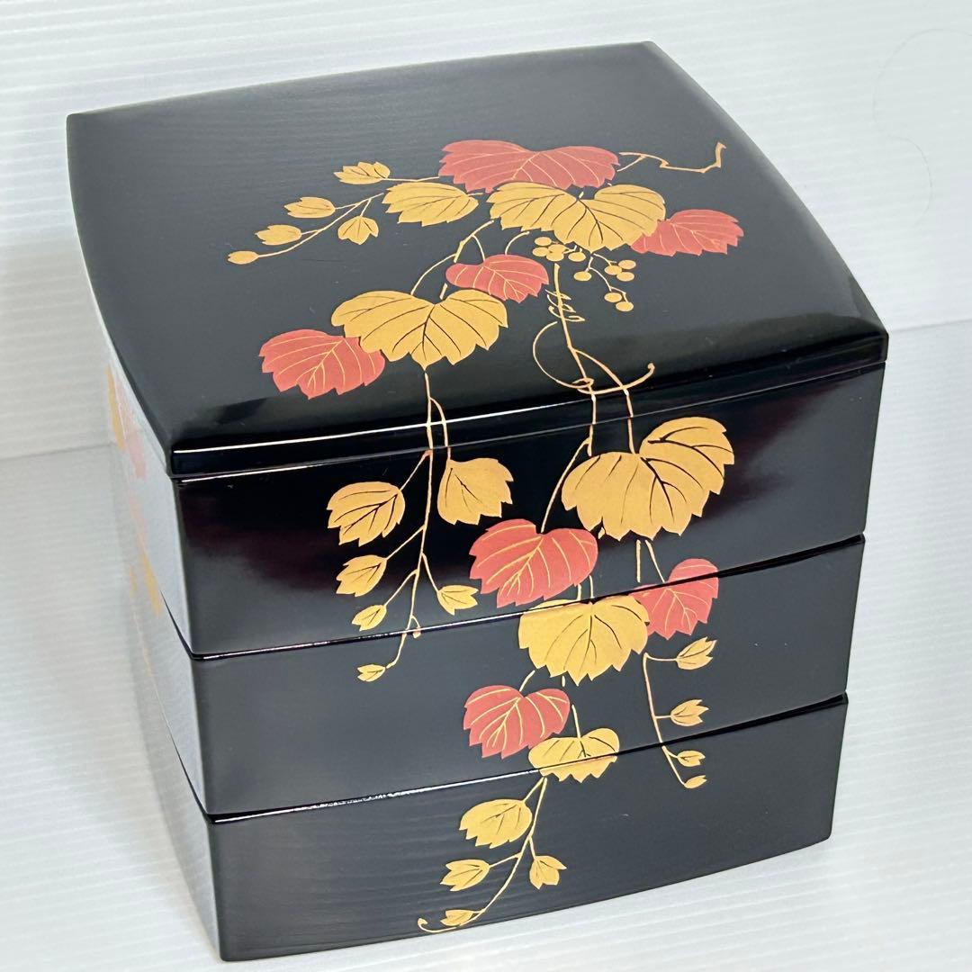 【未使用】本漆塗り 三段重箱 年輪漆器 黒地 金 赤 天然木 おもてなしk104