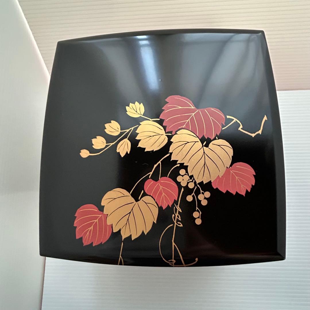 【未使用】本漆塗り 三段重箱 年輪漆器 黒地 金 赤 天然木 おもてなしk104