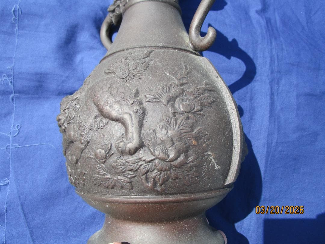 唐獅子　古銅　花瓶　花生け　獅子彫刻の金属製花瓶　程度良し　1本