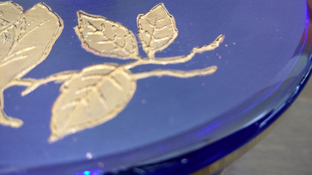 ボヘミアガラス ブルー 金彩 薔薇模様 蓋付き 三つ足 チェコ