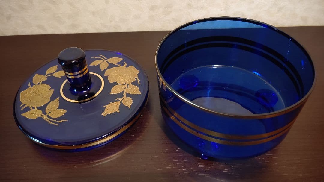 ボヘミアガラス ブルー 金彩 薔薇模様 蓋付き 三つ足 チェコ