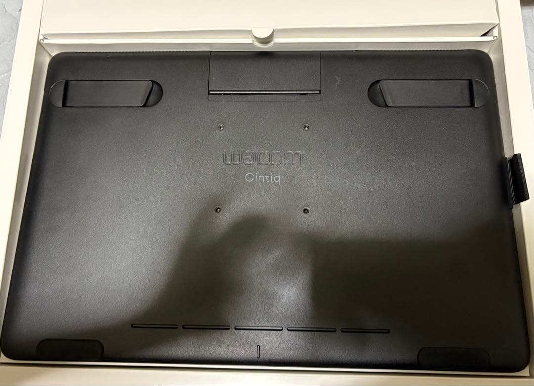 Wacom Cintiq 16 液晶ペンタブレット本体　スタンドおまけ付き