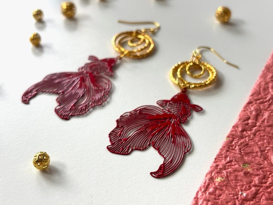 ピアス　切り絵風金魚と水の波紋リング　赤　レッド　ゴールド　フィッシュフック