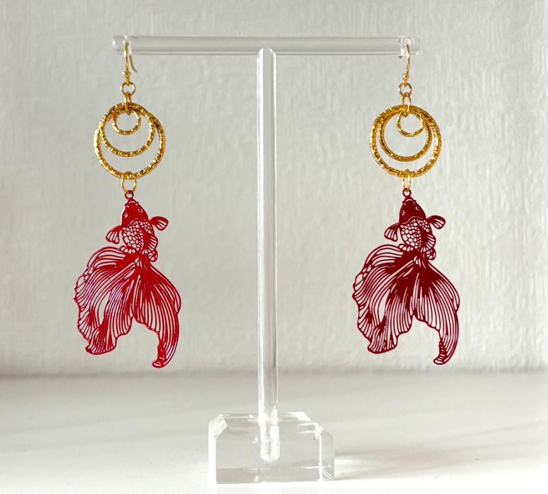 ピアス　切り絵風金魚と水の波紋リング　赤　レッド　ゴールド　フィッシュフック