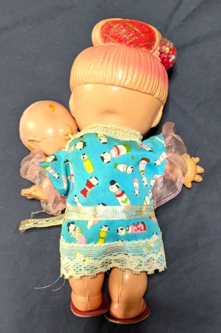 赤ちゃんをおんぶしたお人形　昭和レトロ