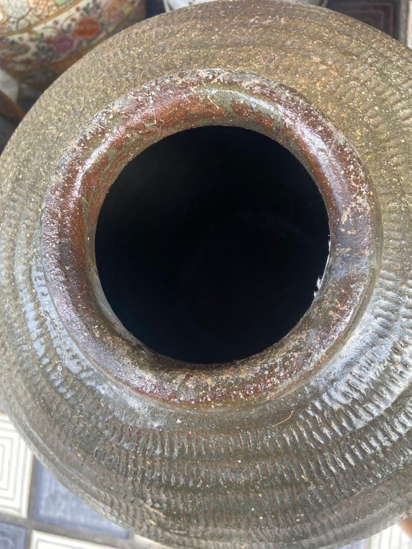 陶器製の波状模様の壺 高さ51cm