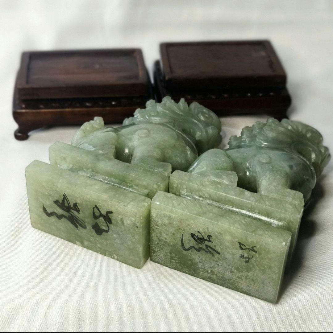 中国骨董 玉獅子一対 手彫唐木台付 清朝古美術 コレクター放出 天然石 風水開運