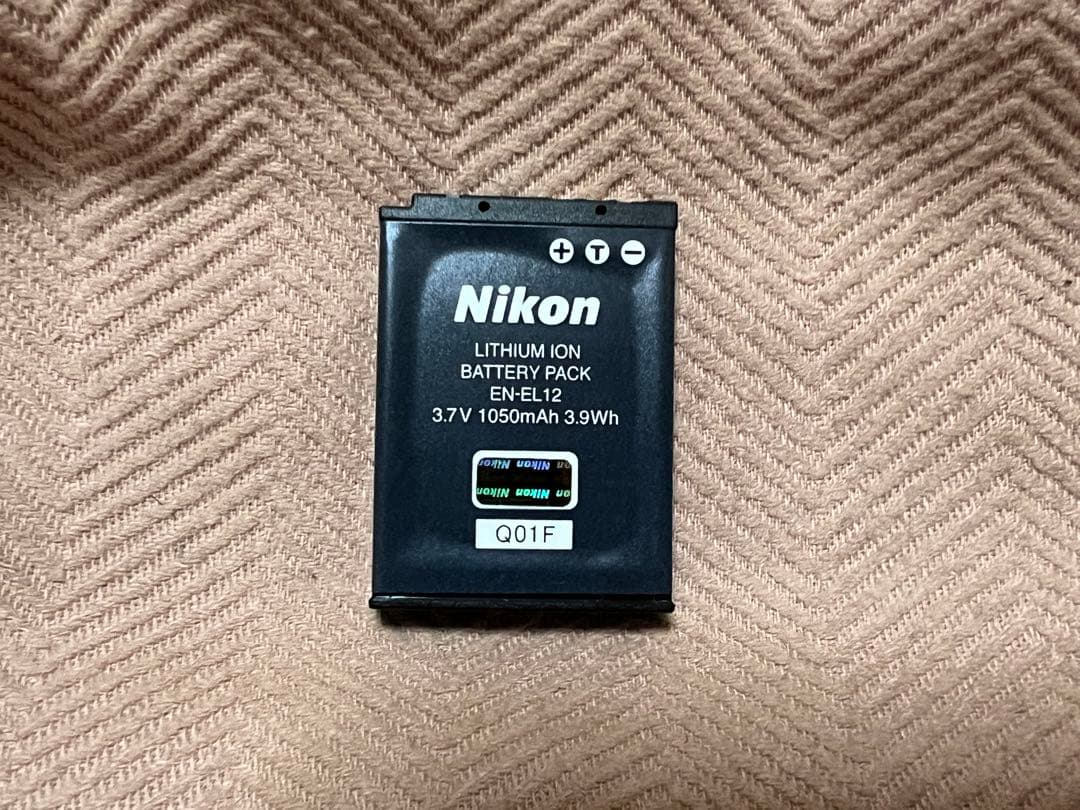 Nikon ニコン COOLPIX S6200 ホワイト　デジタルカメラ