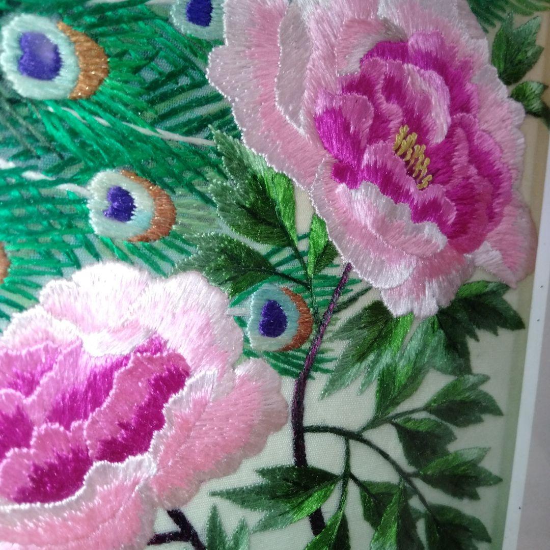 孔雀の刺繍アート作品　絹糸刺繍　額入り