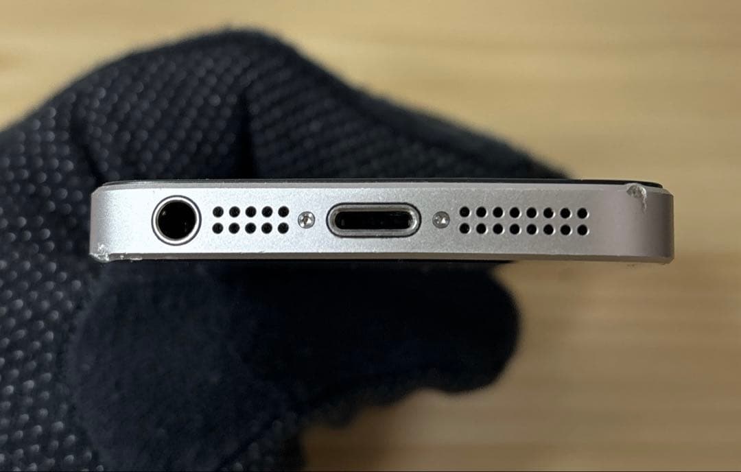 iPhone SE 64GB スペースグレイ バッテリー90% 純正イヤホン