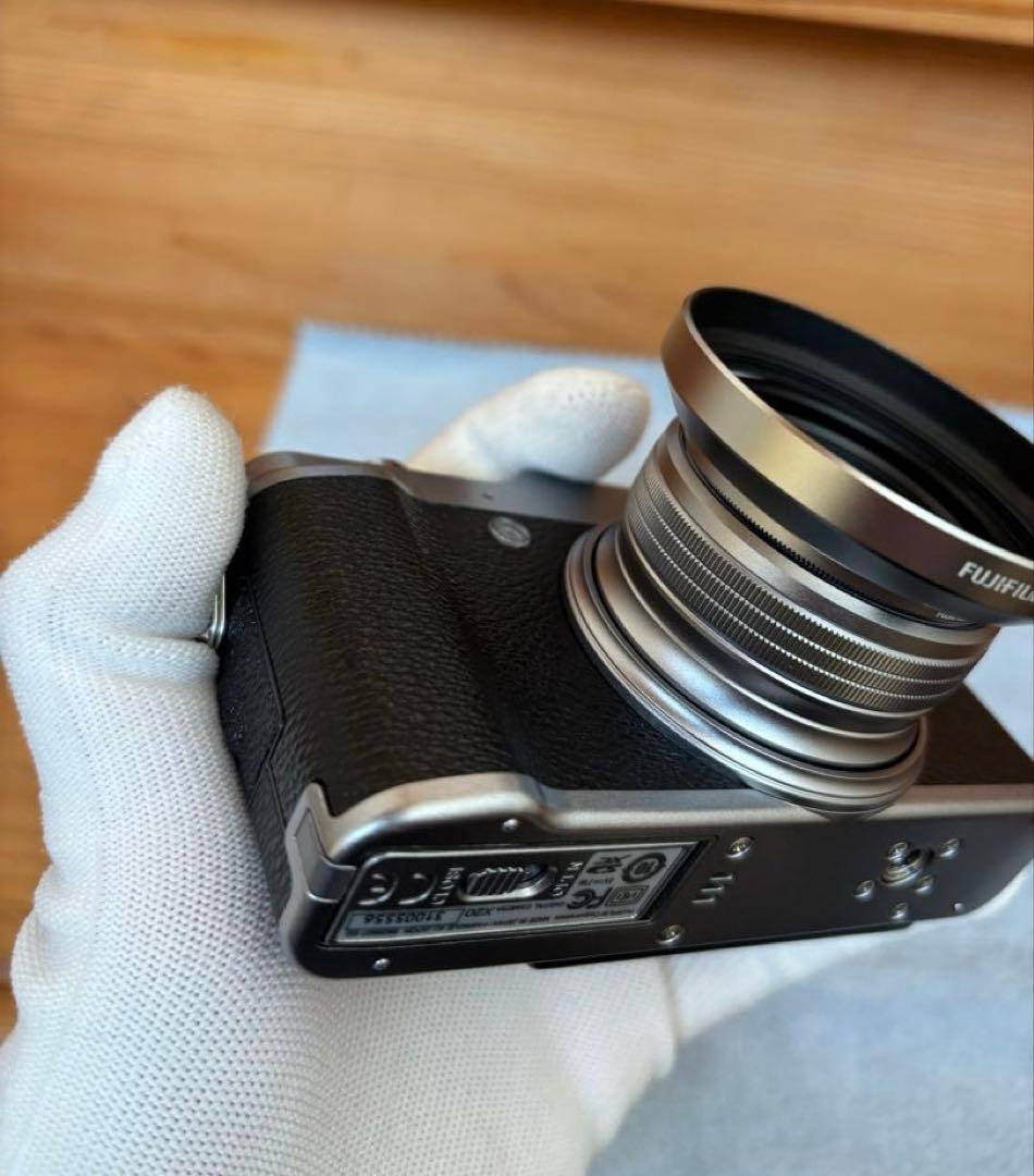 【感動品】FUJIFILM X20 シルバー、純正レザーケース・フードセット