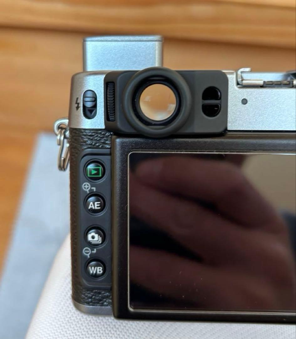 【感動品】FUJIFILM X20 シルバー、純正レザーケース・フードセット