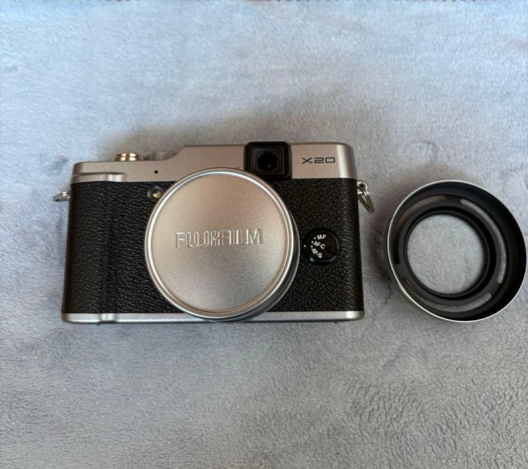 【感動品】FUJIFILM X20 シルバー、純正レザーケース・フードセット