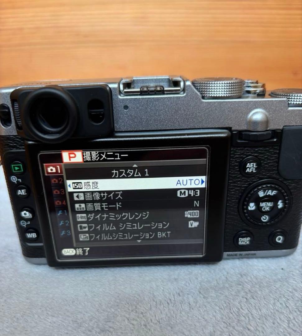 【感動品】FUJIFILM X20 シルバー、純正レザーケース・フードセット