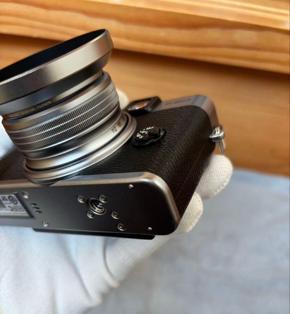 【感動品】FUJIFILM X20 シルバー、純正レザーケース・フードセット