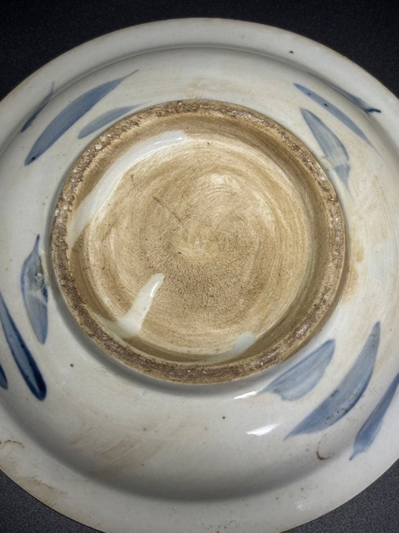 中国　　青花 魚の絵柄の陶器皿