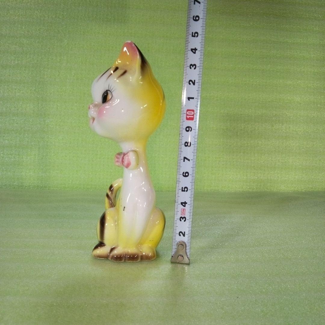 レトロな猫の置物　陶器製？　フィギュア　置物　※尻尾部分に修復した跡があります