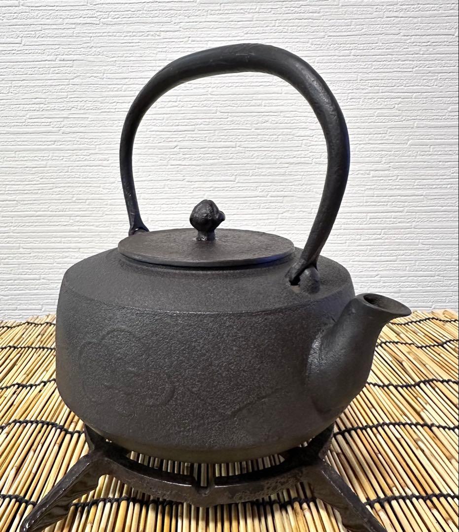 ＵＳＥＤ品 昭和期造　菊地保寿堂名人　菊池熊治作　１２型 梅文様 肩衝 南部鉄瓶