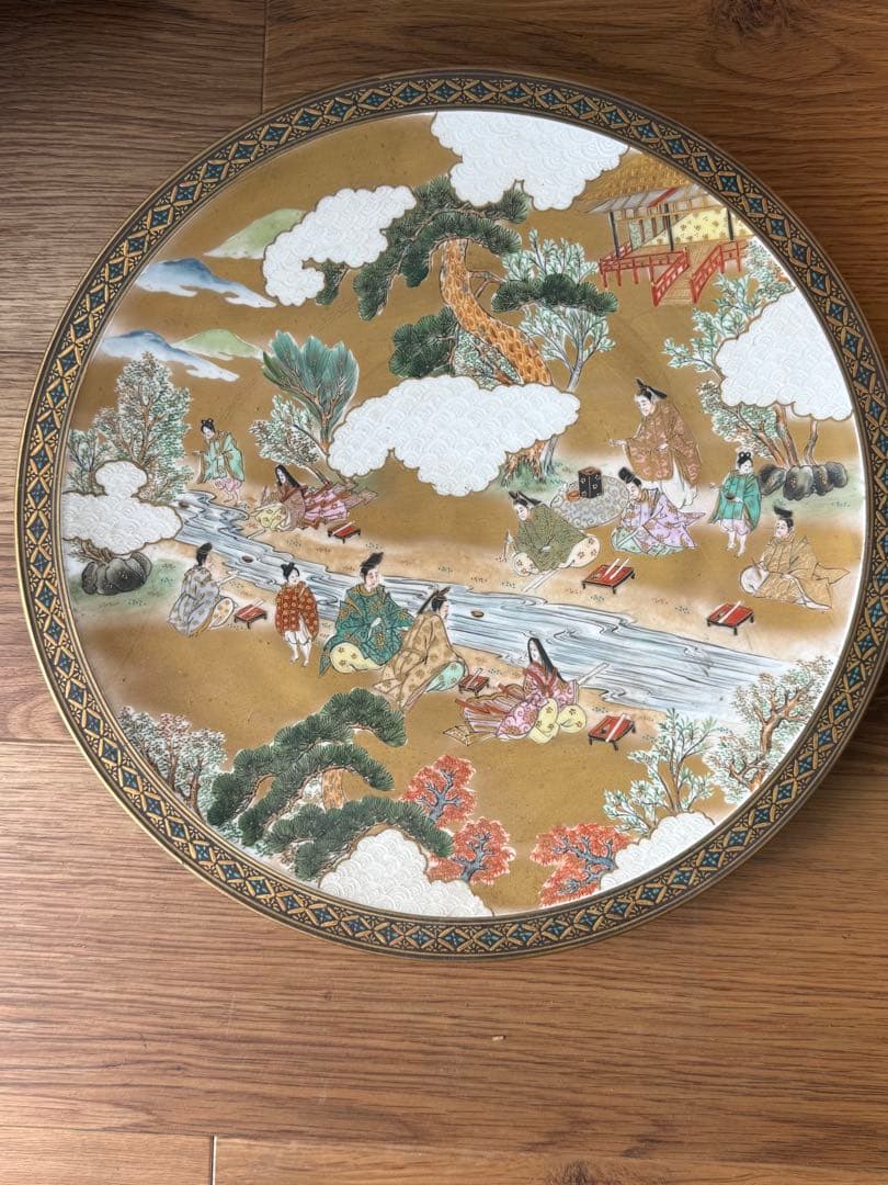 【送料込み】飾皿　明治時代 金彩人物紋大盤 九谷錦山款 古美術