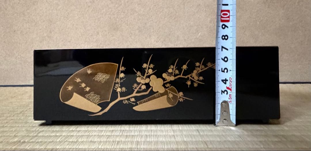 金箔装飾の黒色漆器5段重箱