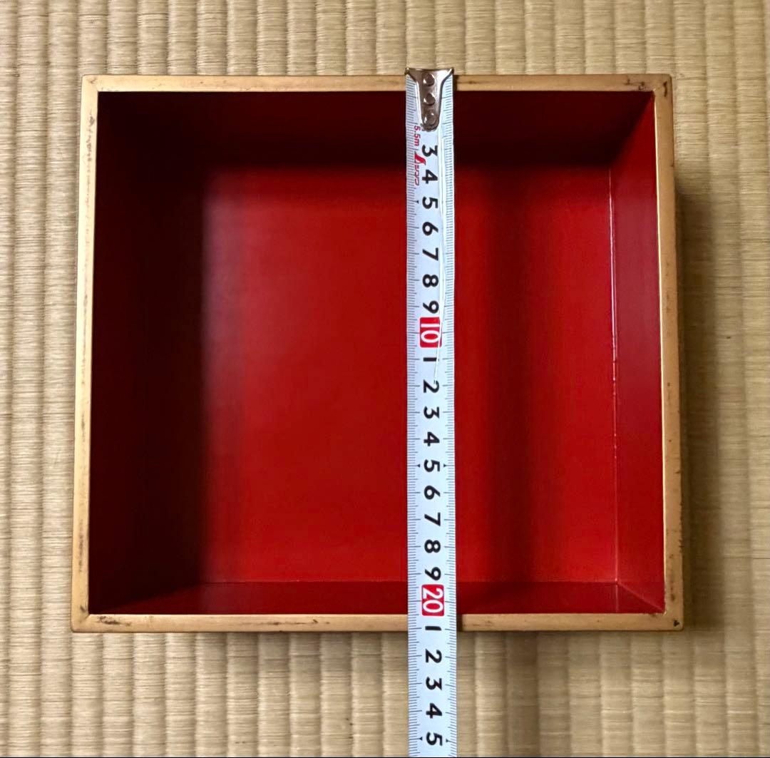 金箔装飾の黒色漆器5段重箱