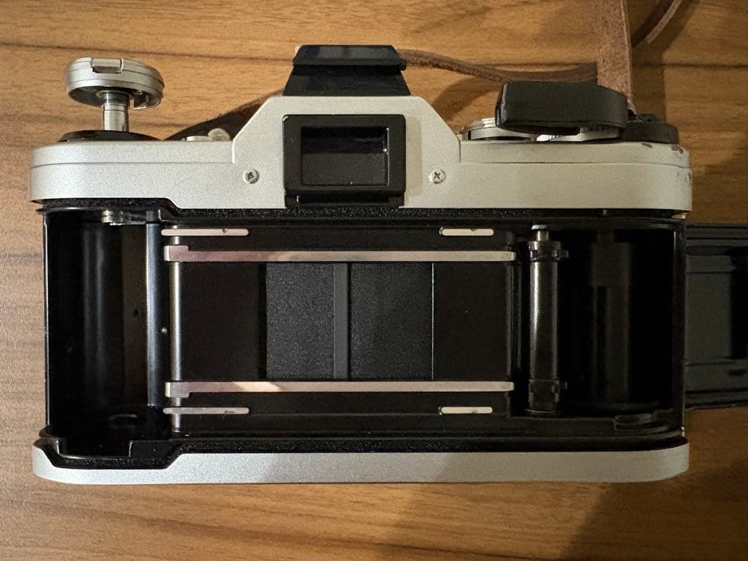 Canon AE-1 フィルムカメラ 50mmレンズ、キャップ、ストラップ付
