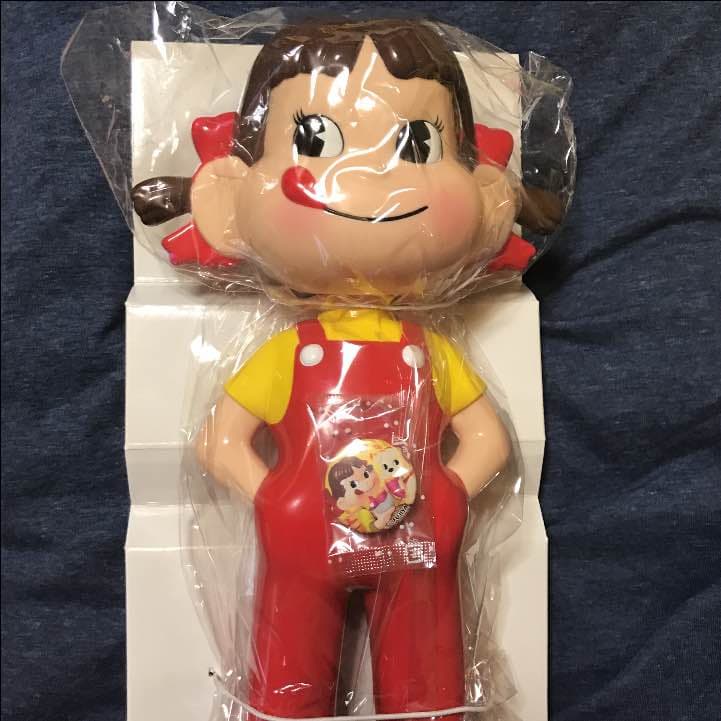 ペコちゃん人形  缶バッチ付き