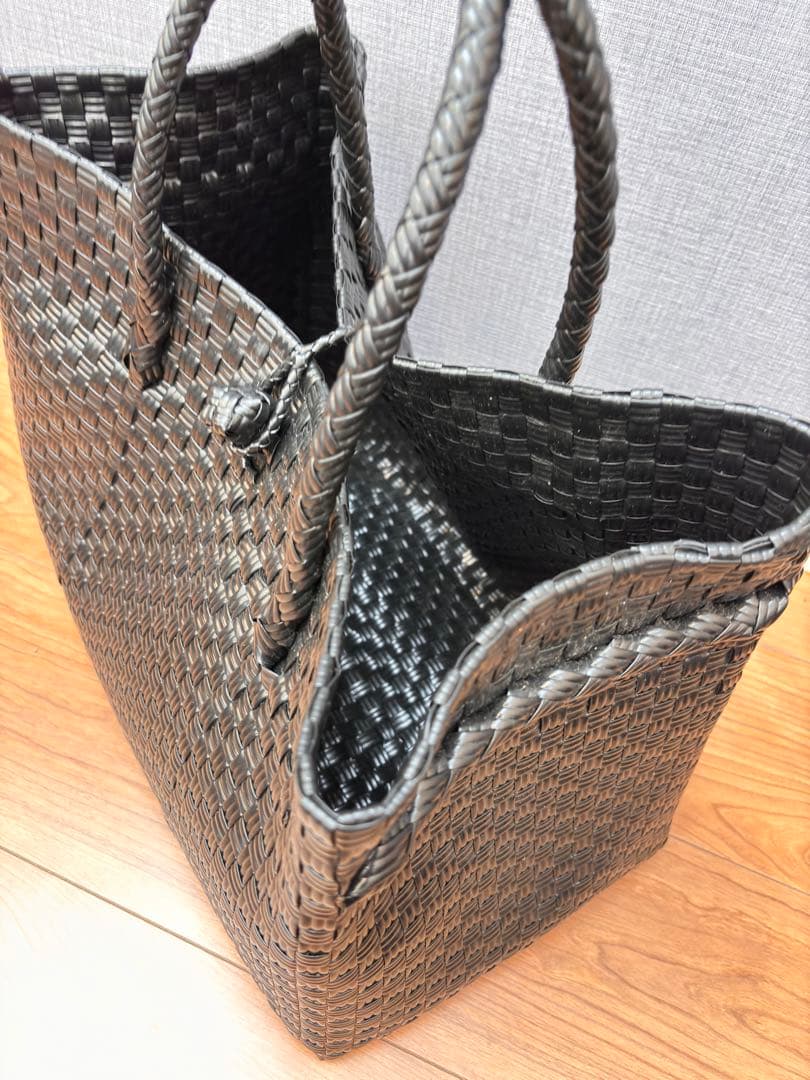 黒の編み込みトートバッグ　自立する　マルシェバッグ