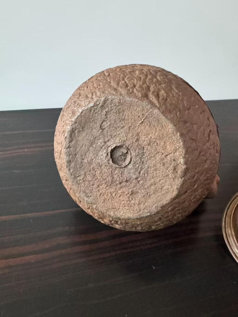 鋳鉄製茶色鉄瓶 彫刻模様