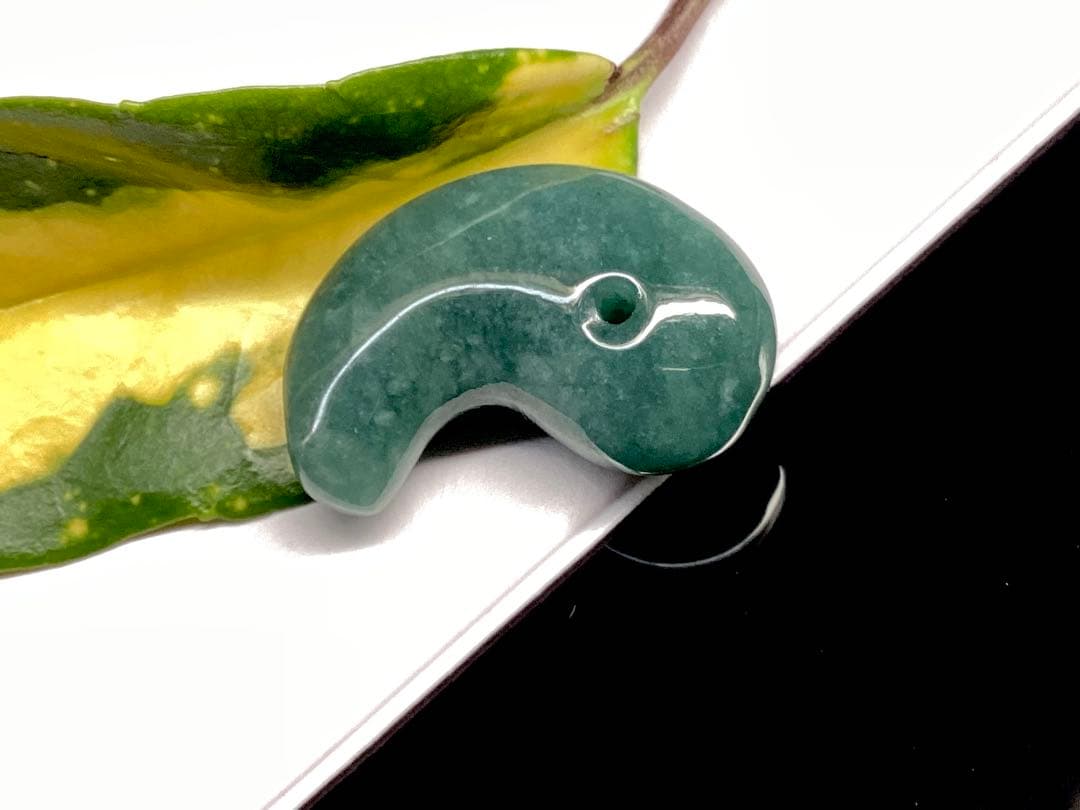 ✳糸魚川青緑コン沢翡翠　吉祥文様*白雪輪入り　一生物　鑑定機関鑑別書付　御守りに