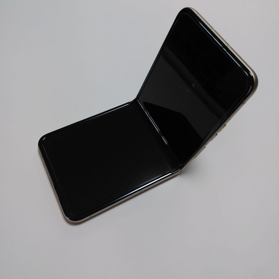 【使用期間短く、美品です】motorola razr 50s