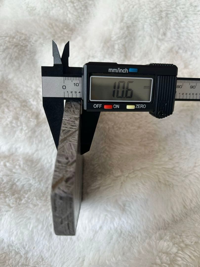 アルタイ鉄隕石。美しい長方形。約 702g