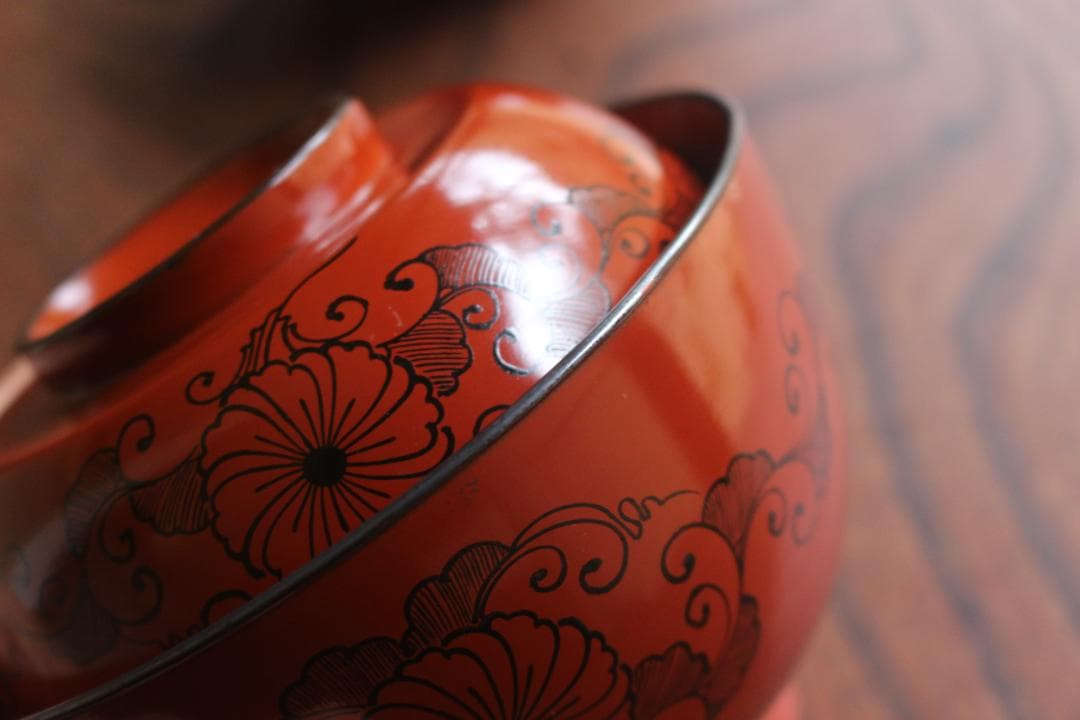時代逸品！極上銀縁朱漆に風情ある菊唐草蒔絵の映える四つ椀（検京塗懐石道具蒔絵椀