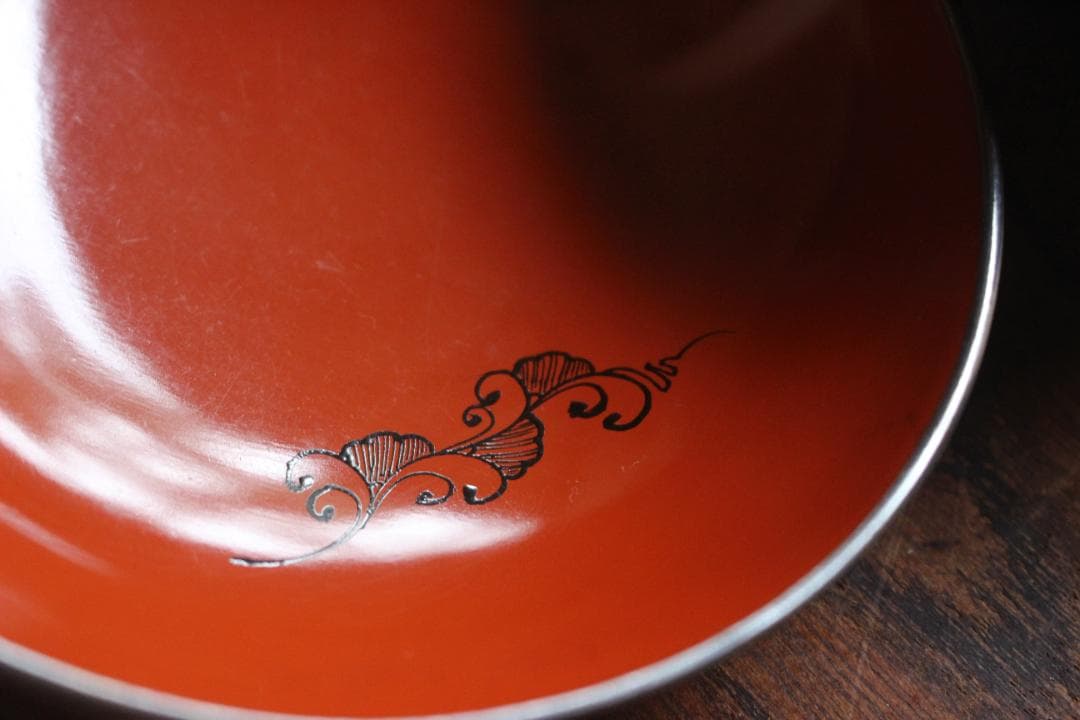 時代逸品！極上銀縁朱漆に風情ある菊唐草蒔絵の映える四つ椀（検京塗懐石道具蒔絵椀