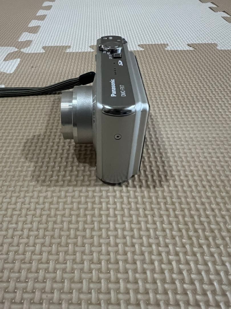 Panasonic デジタルカメラLumix DMC-FX7 シルバー三脚付き