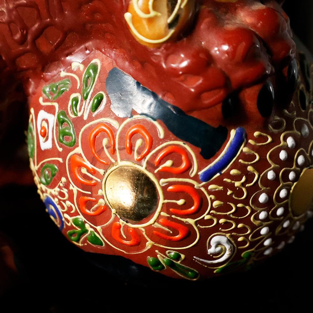 九谷焼　小ぶり　玉乗り獅子　唐獅子　色絵　金彩　九谷名　置物　高さ17cm