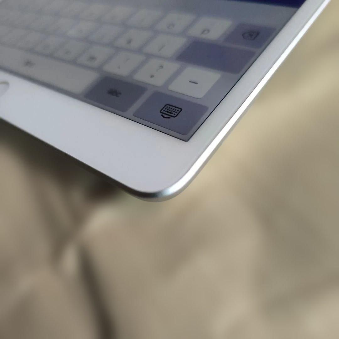 超美品　iPad Air第3世代/64GBWi-Fiモデル＋Cellul