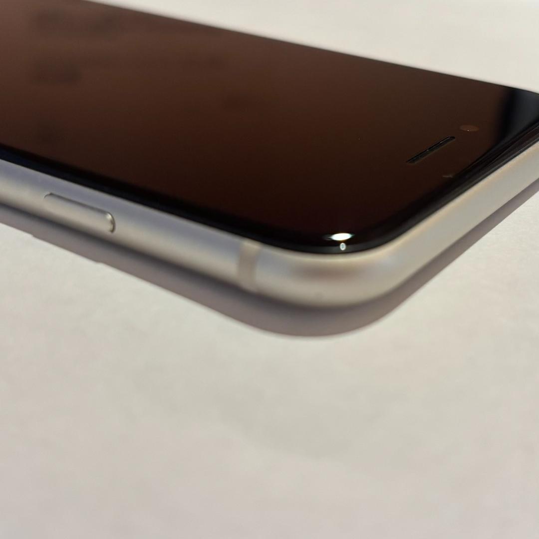 iPhone SE3 128Gb SIMフリー スターライト　白色　602263