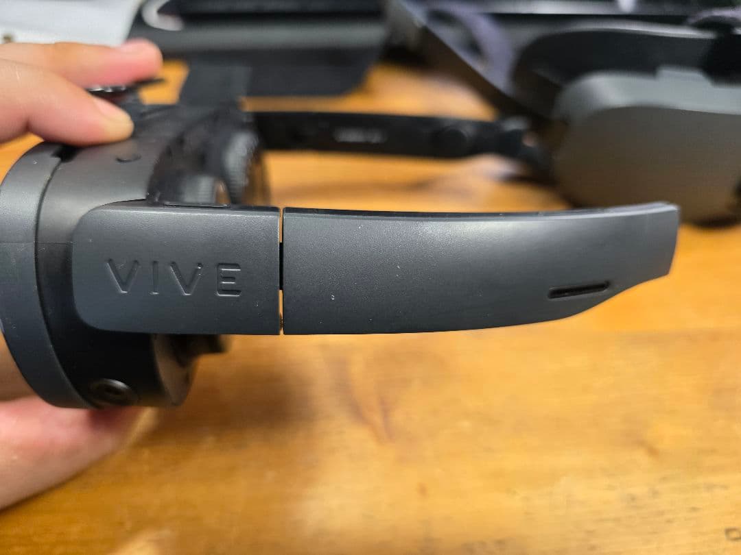 VIVE XR ELITE ツルにヒビあり　おまけ付き