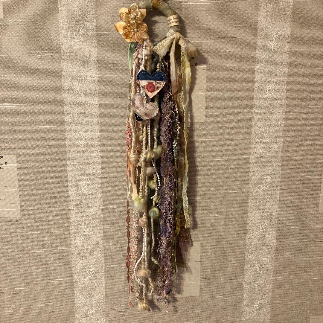 ハンドメイド　スワッグ風リース　アートヤーン 革タグ　クッションタグ