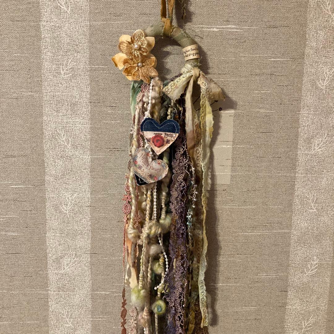 ハンドメイド　スワッグ風リース　アートヤーン 革タグ　クッションタグ