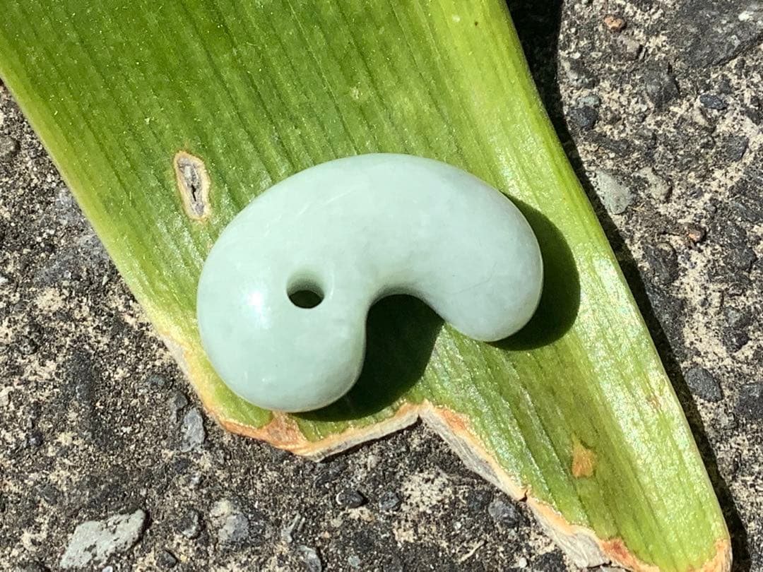 ✳一生物のお守り勾玉なら　この高品質の本物糸魚川翡翠からお選びください　鑑定取得