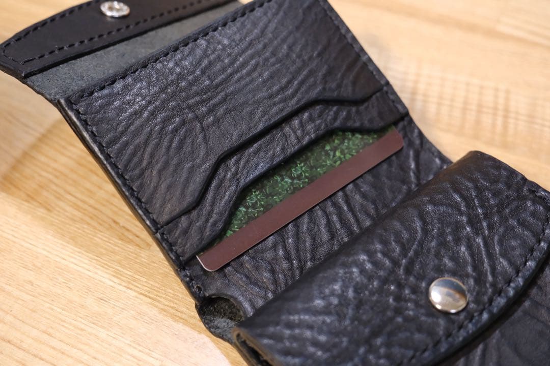 黒レザー折りたたみ財布　ハンドメイド　本革　ヌメ革　二つ折り