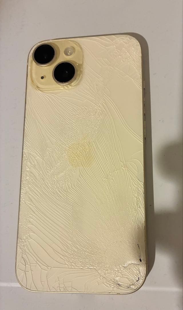 ジャンク品 iPhone 15 本体　イエロー 背面ひび割れ　動作確認済