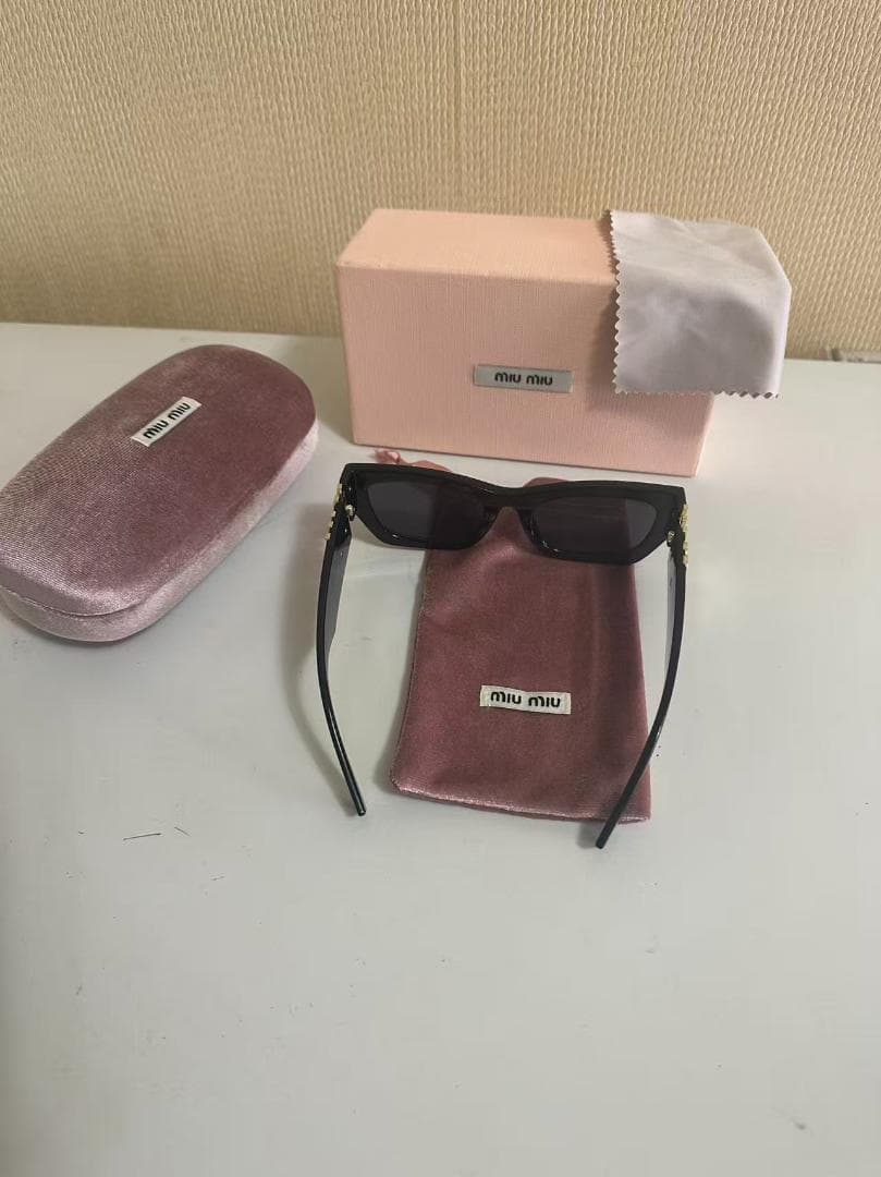 miu miu ブラック スクエアフレーム サングラス