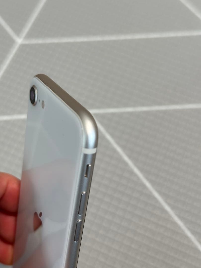 〈バッテリー最大容量 98%〉iPhonese 第3世代 64GB SIMフリー
